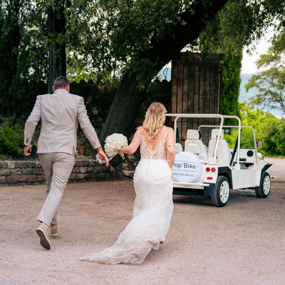 Voiture des mariés Mini Moke devant un domaine de mariage